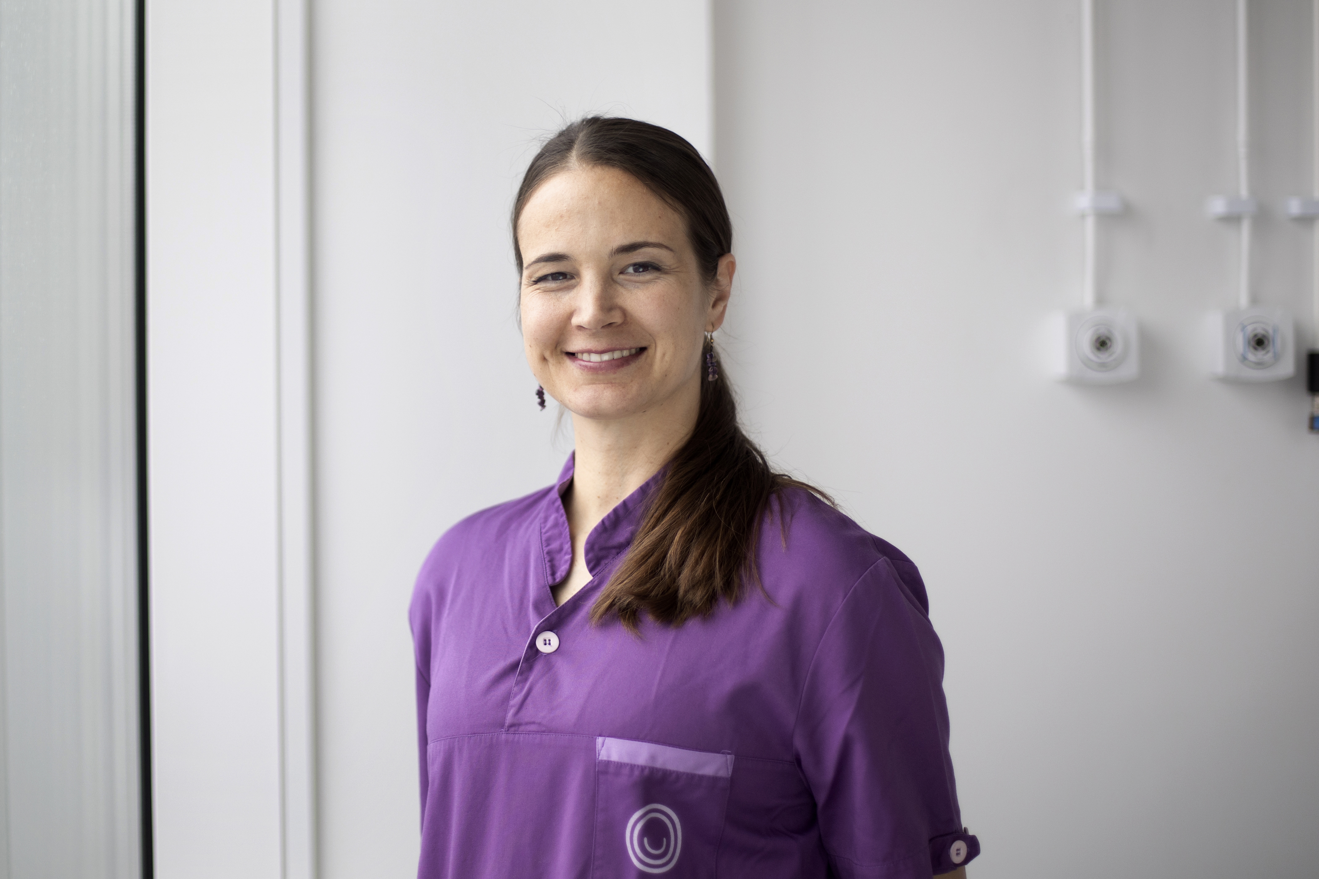 Porträtt på Carina i klinikmiljö