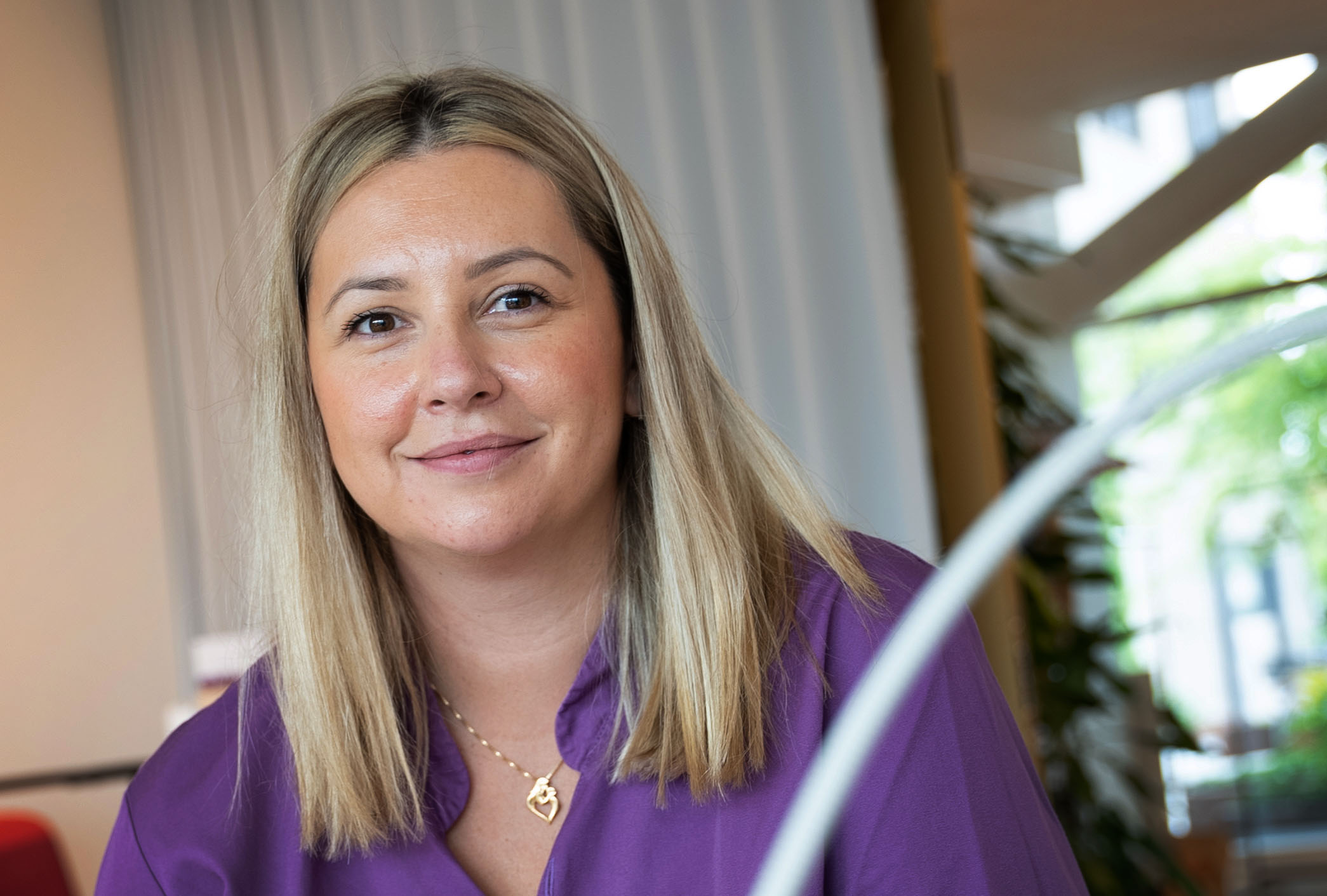 Portr&auml;tt p&aring; Nejra i lila arbetskl&auml;der