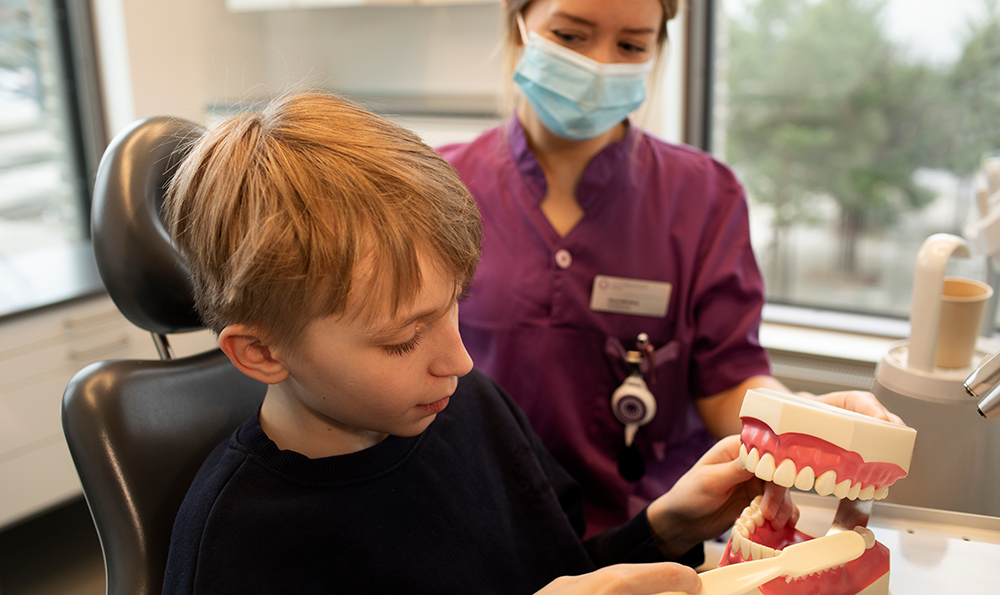 Barn lär sig att borstar tänderna
