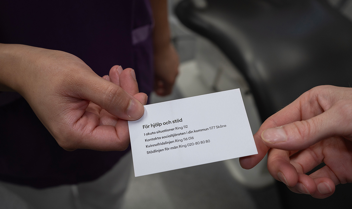 (Bild för -  + Folktandvården Skåne frågar alla om våld i nära relation)