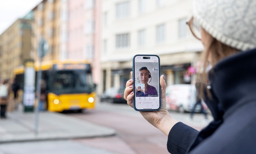 Kvinna har videosamtal med en tandläkare