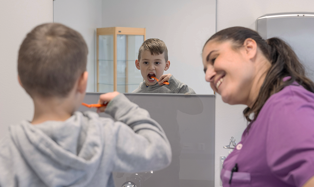 Barn borstar tänderna på klinik