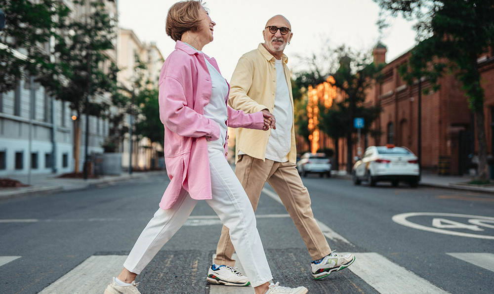 Par går över övergångsställe