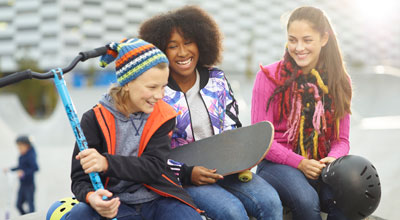 Gäng med ungdomar på skateboard